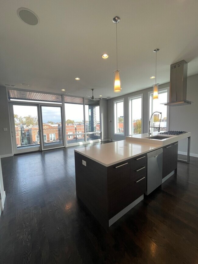 Foto del edificio - 2547 W Augusta Blvd