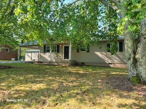 Building Photo - 253 Ivanhoe Ln