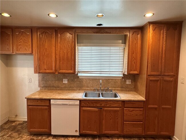 Building Photo - 1627 Tamar Dr