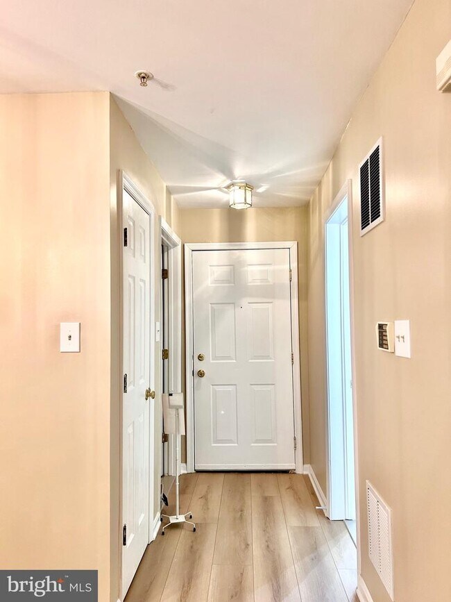 Building Photo - 1024 Gardenview Loop