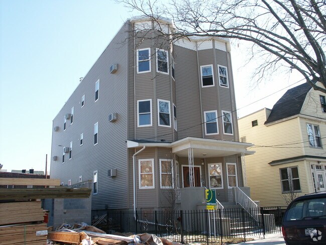 Building Photo - 162 Clerk St