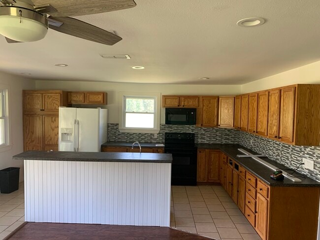 Foto del edificio - 21488 Mixon Rd