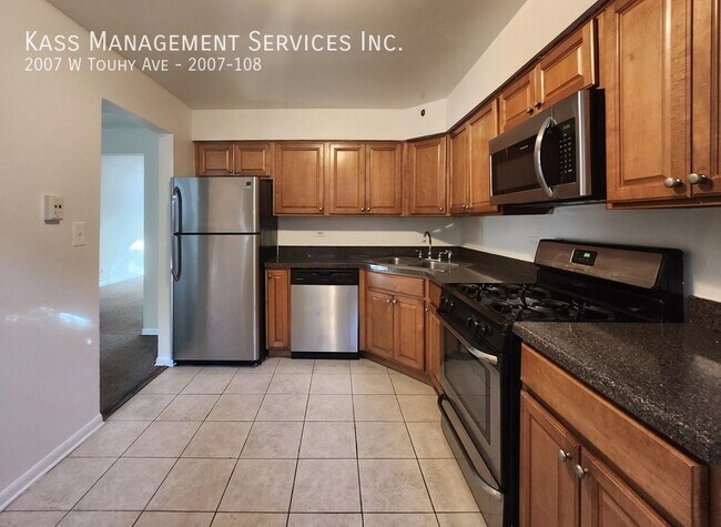 Building Photo - Huge 2 Bedroom 2 bath in Rodgers Park - St...