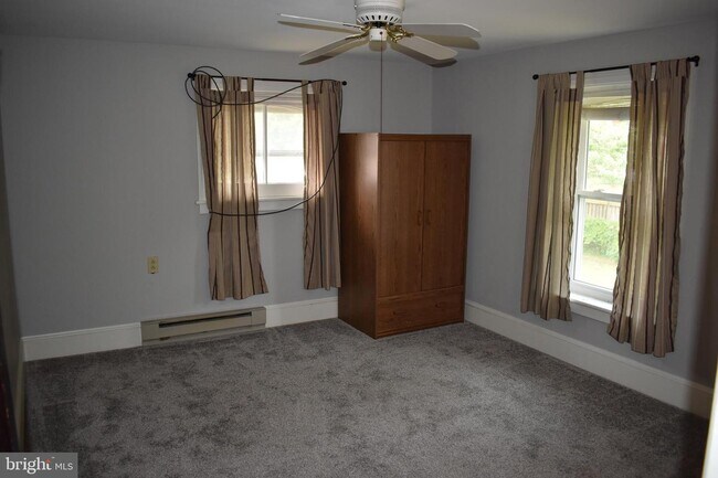 Building Photo - 300 S Cedar Ln