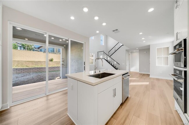 Foto del edificio - 716 Olivier Dr