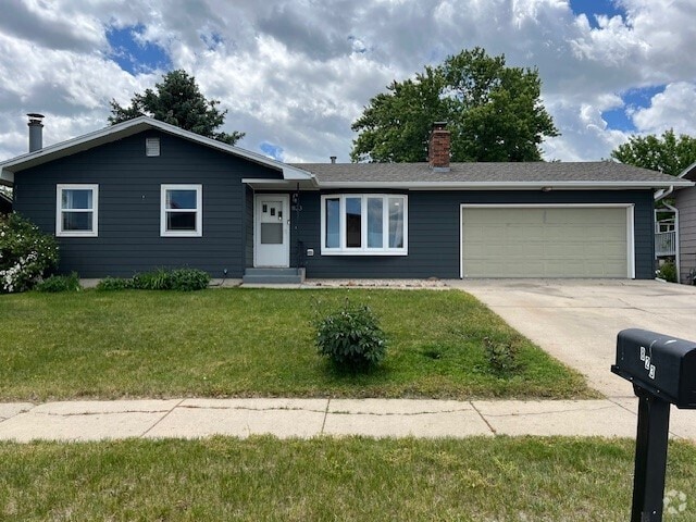 Building Photo - 823 E Elk St