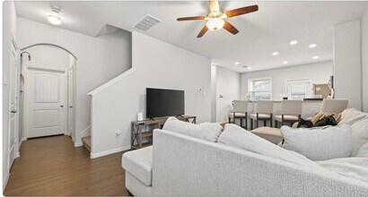 Building Photo - 17543 Desmond St