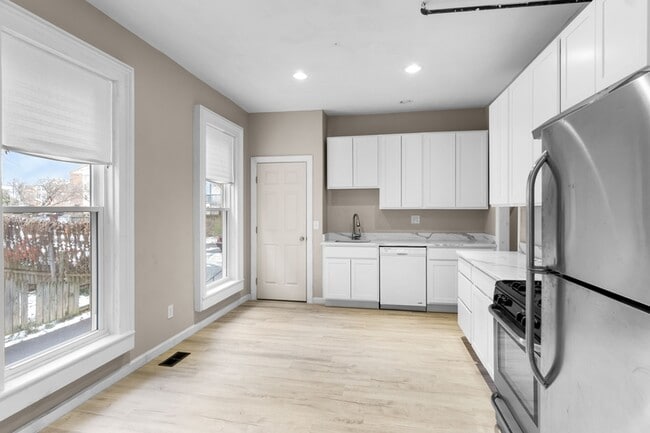Building Photo - 905 Ackerman Ave