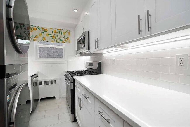 Building Photo - 3038 Kingsbridge Terrace