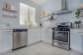 Building Photo - 2401 Predera Ave