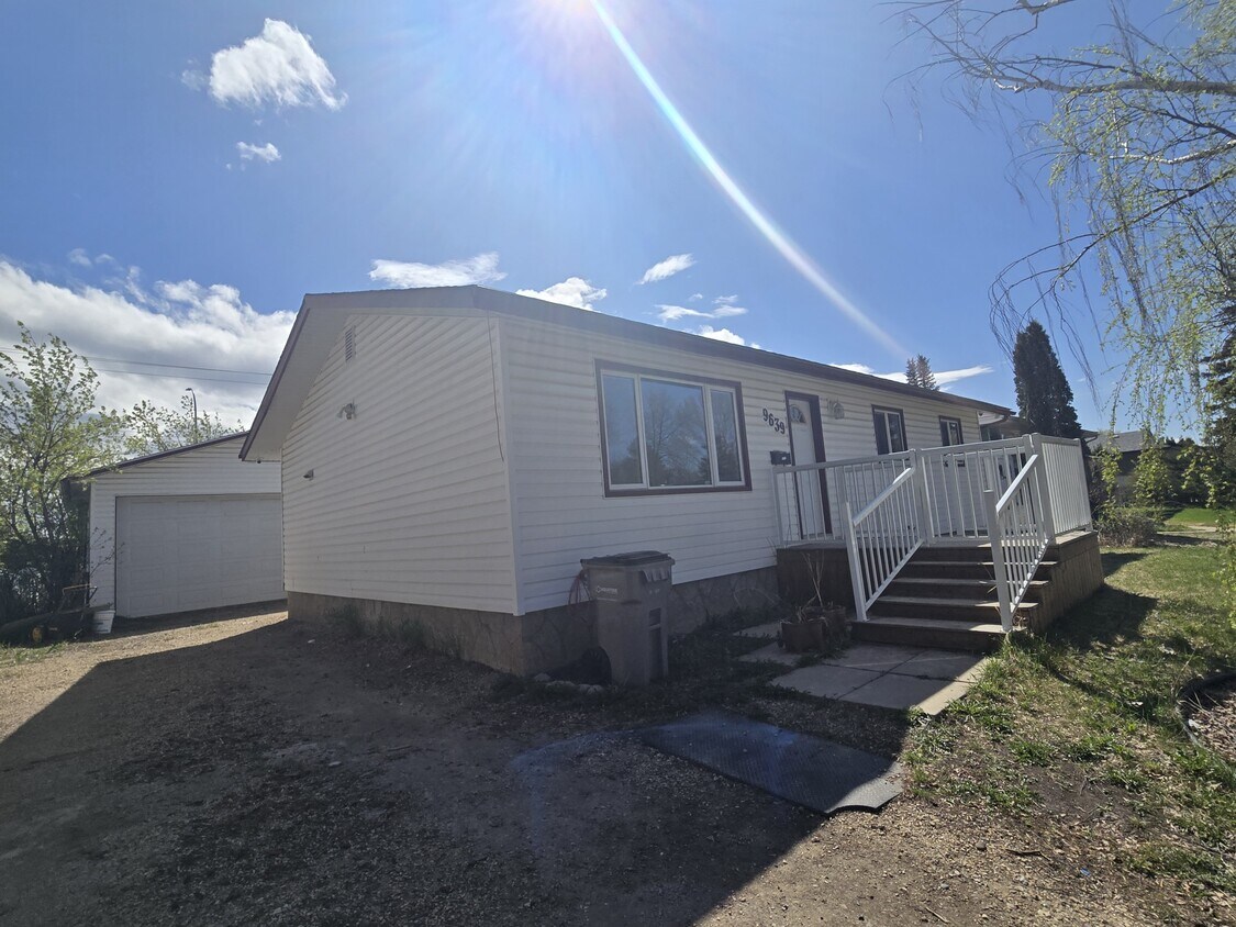 Primary Photo - 9639-9685 85 Ave