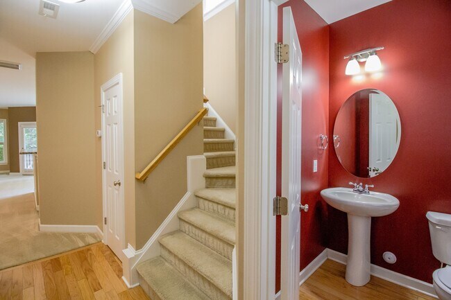 Foto del edificio - End Unit Townhome| 2nd Floor Loft Space | ...