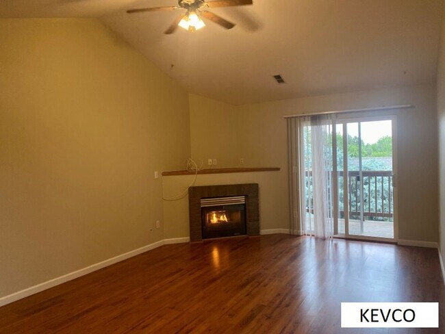 Building Photo - Top-Floor Apartment in Community Near Hors...