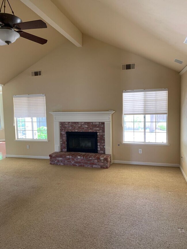 Building Photo - 3 Bedroom 2 Bath Home