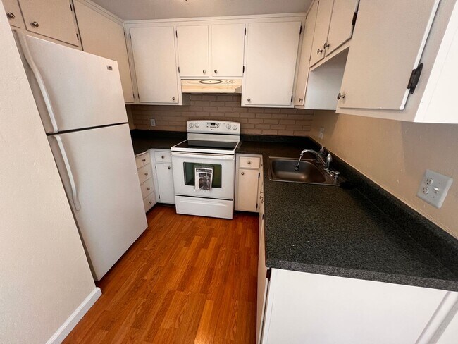 Building Photo - Great condo in a well managed complex with...