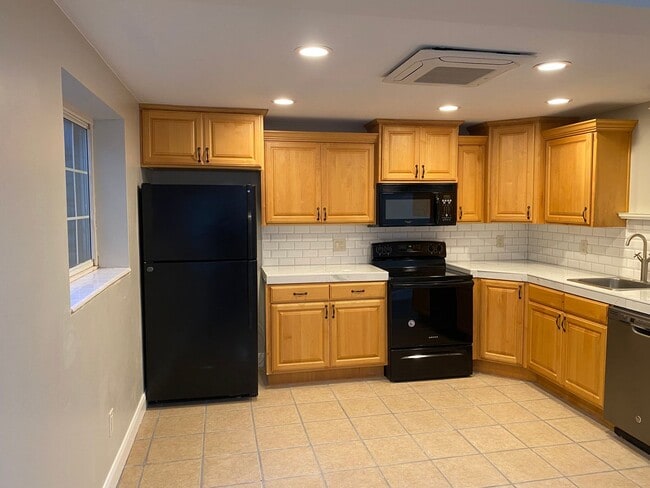 Building Photo - WONDERFUL 1 BEDROOM BASEMENT APARTMENT!!
