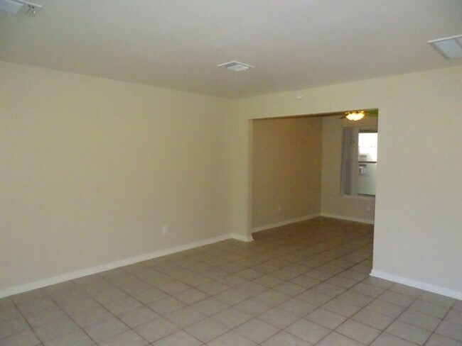 Foto del edificio - 5907 Deer Lake Dr