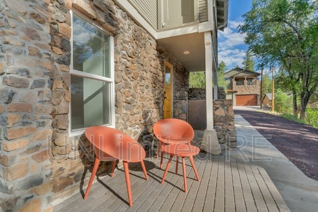Foto del edificio - 918 W Summit Ave