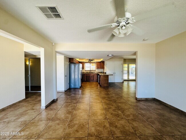 Foto del edificio - 3839 E Sunnyside Dr