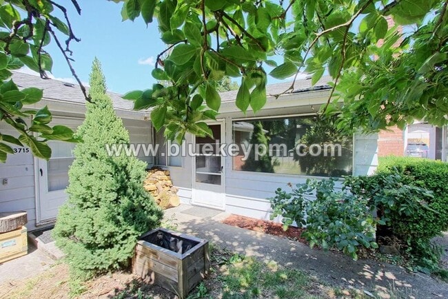Building Photo - 2 Bed, 1 Bath Duplex Unit in Rose Village