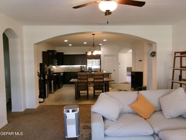 Building Photo - 6445 Villaggio Dr