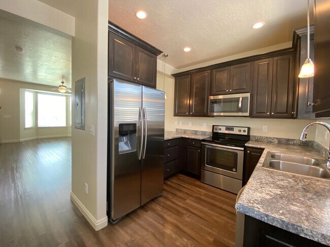 Foto del edificio - 2 Bed/1.5 Bath Townhouse in Provo