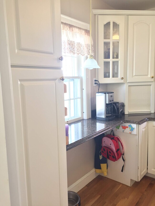 Cocina con espacio para dos taburetes, ideal para comer en la cocina. - 1347 W Highland Pkwy