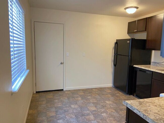Building Photo - Reno Duplex - 1 Pet Friendly, Garage, Dishwasher, Washer/Dryer Hookups, Central A/C