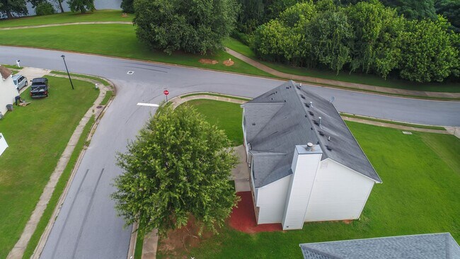 Building Photo - Impressive 4 bed, 2.5 bath Home.