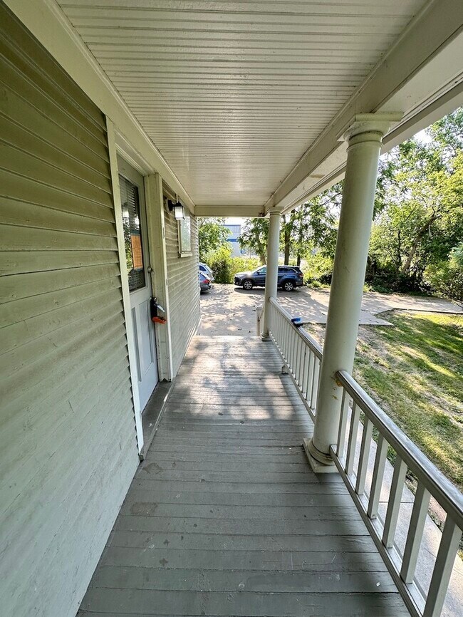 Building Photo - Kentwood 2 Bedroom 1.5 Bathroom Unit