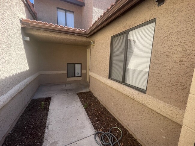 Building Photo - 3 Bed/ 2.5.Ba 2 story townhome , Gated Com...