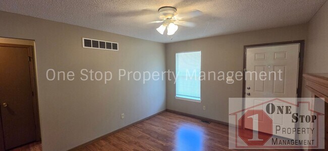 Foto del edificio - 3 Bedroom 2 Bathroom Duplex with 1 car garage in KCMO