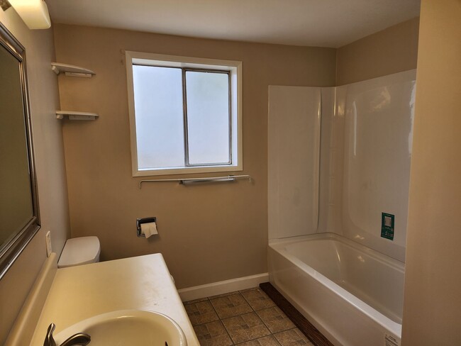 Building Photo - PRICE REDUCED! Don't miss out on this opportunity