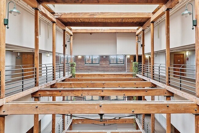 Building Photo - 200 Market St