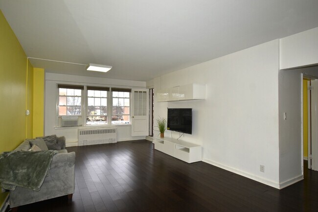 Living Room - 5 Roosevelt Pl