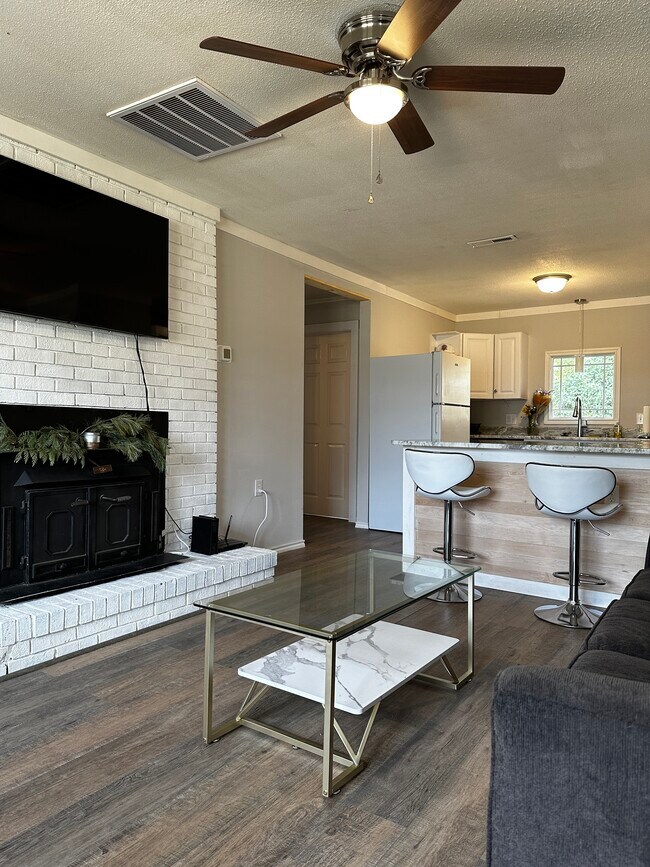 Living room/bar - 125 Chula Vista Dr