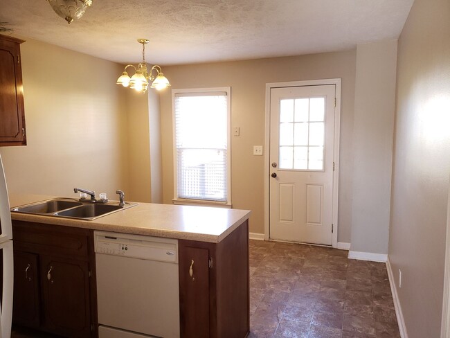 Building Photo - Coming in Jan! 3 Bed/2 Bath, Close to Post!