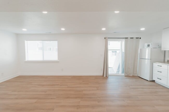 Building Photo - 996 N Freeman Dr