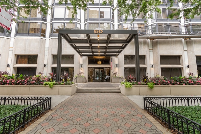 Building Photo - 50 E Bellevue Pl
