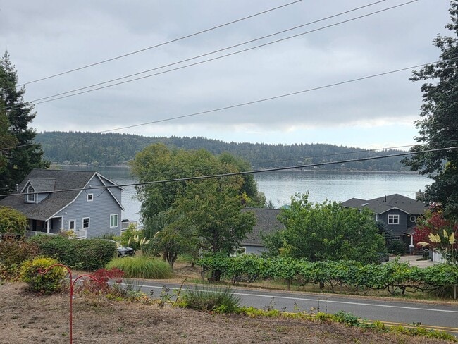 Building Photo - One-Story Home with Sound View in a Desira...