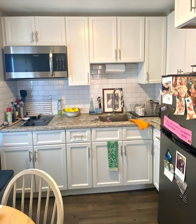 Interior Photo - 298-300 Meridian