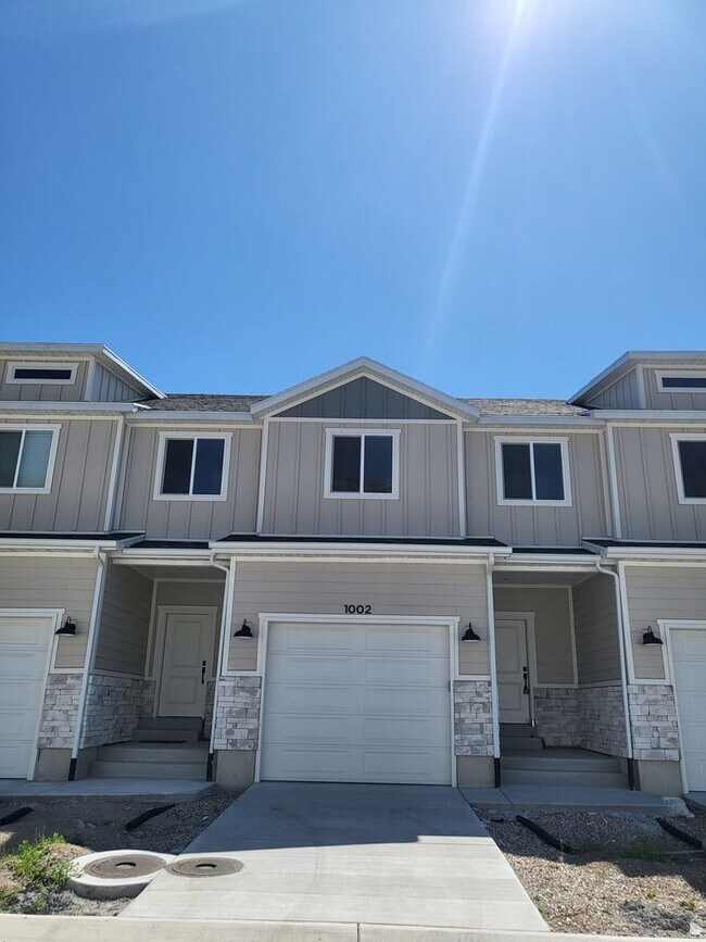 Building Photo - 4 bedroom Town home