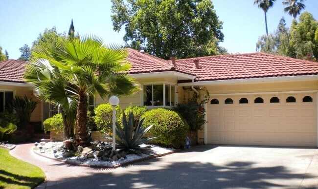 Building Photo - 717 Santa Rita Way