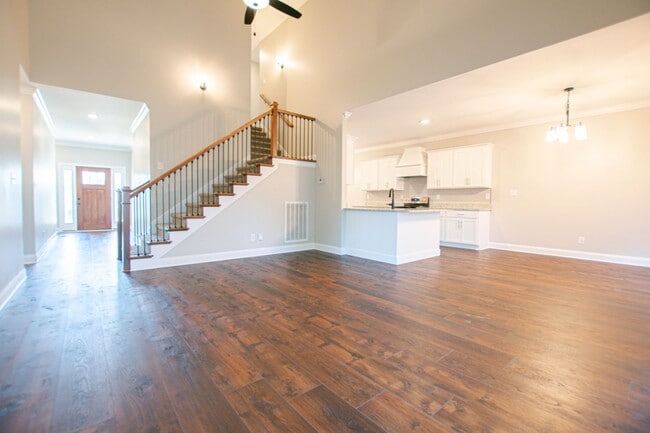 Building Photo - Pet Friendly Four Bedroom with Bonus!