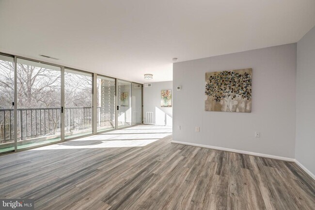 Foto del edificio - 4415 Briarwood Ct N