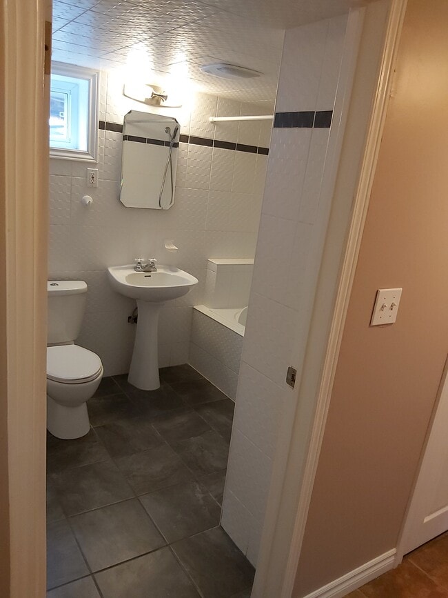 Photo du bâtiment - 706 Upper Gage Av