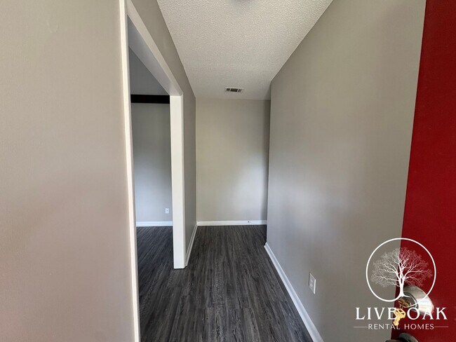 Building Photo - MOVE IN SPECIAL: $500 OFF 1ST MONTH'S RENT!**