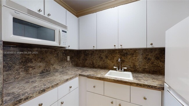 Building Photo - 2708 SW 33rd Ct