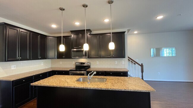 Building Photo - Upper level 3BR condo