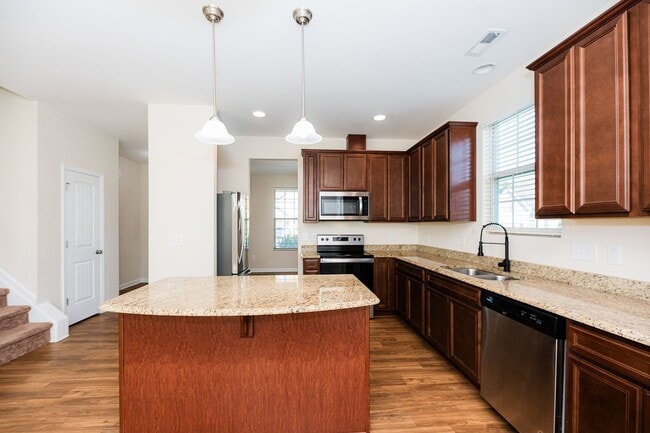 Building Photo - Spacious 5 Bedroom, 3 bath home in Greensb...